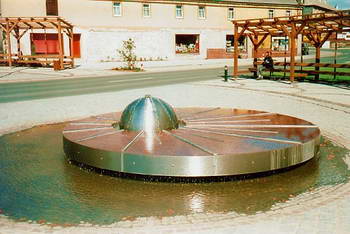 Der "gewöhnungsbedürftige" Springbrunnen auf dem Rathenauplatz